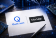 Logos Qualcomm et Modular sur un document entouré de semi-conducteurs et d’un centre de données.