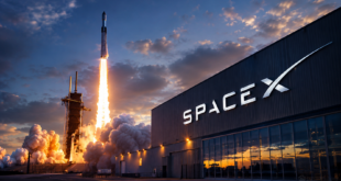 Fusée SpaceX devant un hangar industriel au coucher du soleil, symbole de la future IPO géante du groupe.