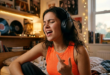 fille, casque à la tête chantant