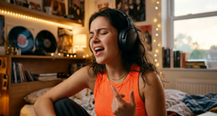 fille, casque à la tête chantant