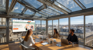 Reunion strategique de trois marketeurs francais autour d un ecran de croissance sous verriere a Paris