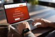 Expert senior comparant la visibilite de sa marque dans le match HubSpot AEO vs Meteoria sur son ordinateur