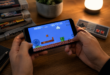 image illustrant une personne qui joue à un jeu rétro sur un smartphone