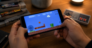 image illustrant une personne qui joue à un jeu rétro sur un smartphone