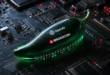 Puce IA en forme de piment Jalapeño avec les logos OpenAI et Broadcom sur une carte électronique.