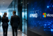 Deux professionnels échangent dans un bureau moderne devant un écran affichant les logos de KPMG et Microsoft, symbolisant leur partenariat autour de l’IA d’entreprise.