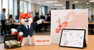 Renard mascotte de Mendo en costume d’affaires devant une carte de l’Europe et un tableau de bord IA, avec une mallette remplie d’euros dans un bureau moderne.