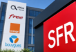 Illustration du rachat de SFR par Orange, Free et Bouygues Telecom, avec les logos des opérateurs et d’Altice France sur un immeuble moderne.