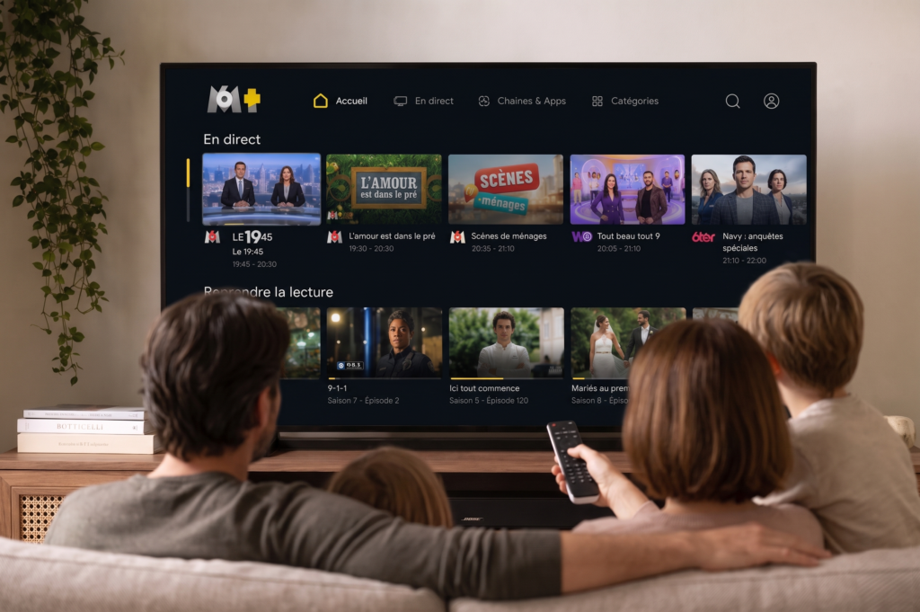 une famille qui regarde M6+ sur Android TV