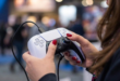 main tenant une manette Sony